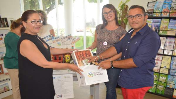 Entrega de la cesta del concurso 'Que sea de Huelva' en Punta Umbría. Entrega de la cesta del concurso 'Que sea de Huelva' en Punta Umbría.