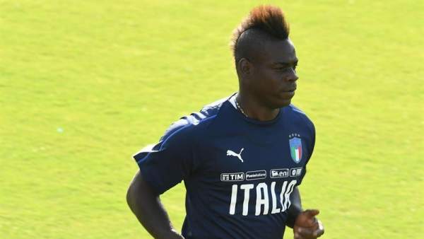 Mario Balotelli, en un entrenamiento con la selección italiana. Mario Balotelli, en un entrenamiento con la selección italiana.