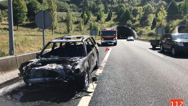 Vehículo incendiado tras una colisión en un túnel de la A-67 Vehículo incendiado tras una colisión en un túnel de la A-67