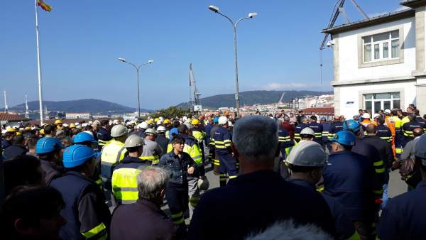 Trabajadores de Navantia en la Ría de Ferrol. Trabajadores de Navantia en la Ría de Ferrol.