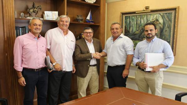 Firma contrato parque María Zambrano de Vélez Firma contrato parque María Zambrano de Vélez