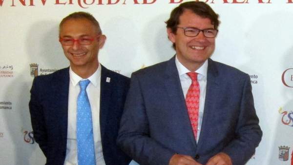 El rector de la USAL junto a Fernández Mañueco El rector de la USAL junto a Fernández Mañueco