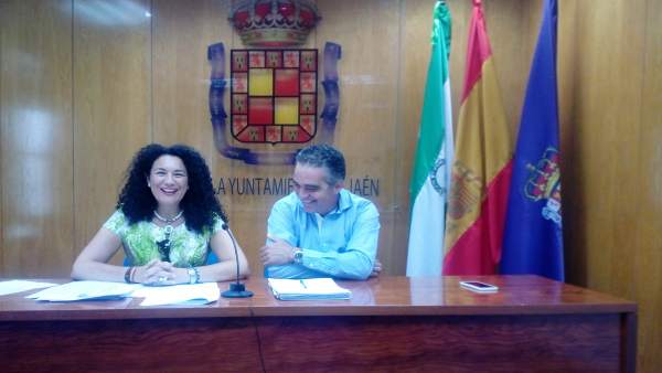 Isabel Azañón y Juan José Jódar informan sobre actuaciones en colegios. Isabel Azañón y Juan José Jódar informan sobre actuaciones en colegios.