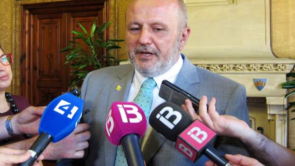 El presidente del Consell de Mallorca, Miquel Ensenyat, atiende a los medios El presidente del Consell de Mallorca, Miquel Ensenyat, atiende a los medios
