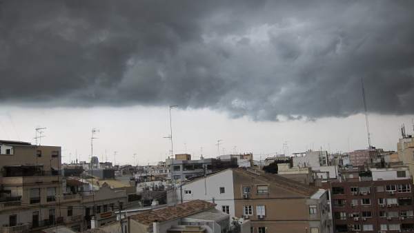 Tormenta, lluvia y nubes en València Tormenta, lluvia y nubes en València