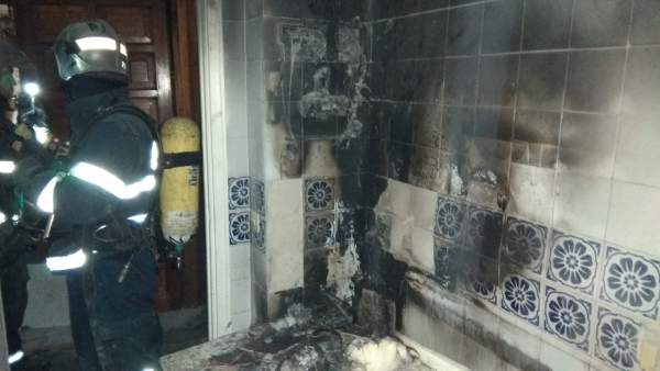 Estado en el que ha quedado la vivienda incendiada en Cádiz Estado en el que ha quedado la vivienda incendiada en Cádiz