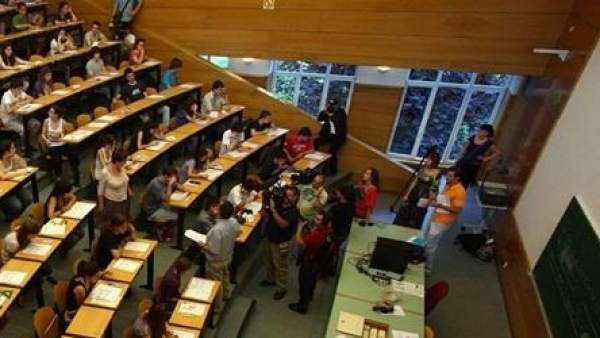Alumnos practicando un examen de Selectividad. Alumnos practicando un examen de Selectividad.