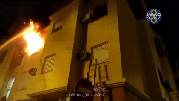 Incendio en una vivienda de la barriada sevillana de Pino Montano Incendio en una vivienda de la barriada sevillana de Pino Montano