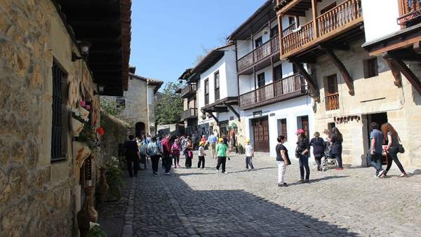 Turistas en Santillana del Mar Turistas en Santillana del Mar