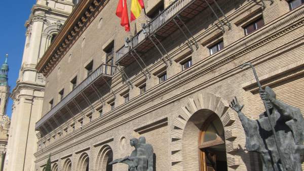 Fachada del Ayuntamiento de Zaragoza Fachada del Ayuntamiento de Zaragoza