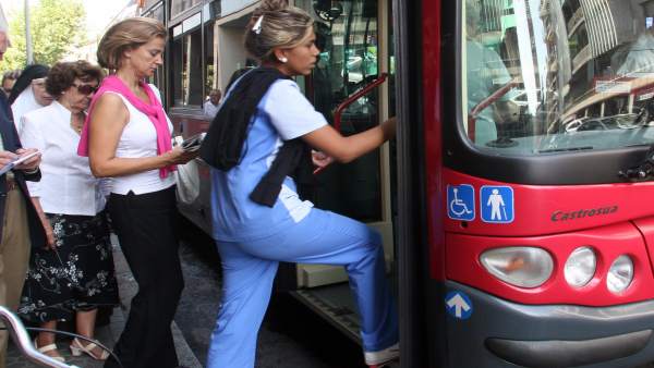 Pasajeros cogiendo el autobús urbano Pasajeros cogiendo el autobús urbano