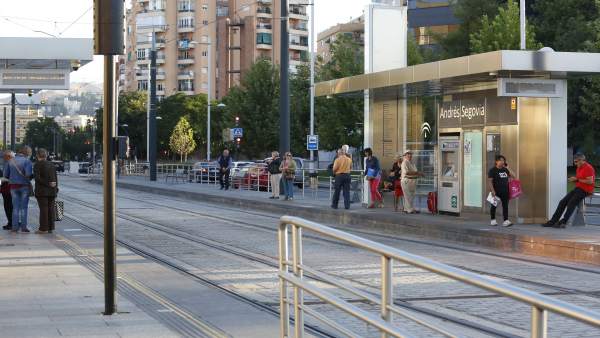 Usuarios del metro en uno de los paros parciales convocados por los trabajadores Usuarios del metro en uno de los paros parciales convocados por los trabajadores
