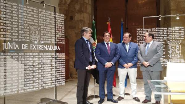 Firma del concierto de Atención Farmacéutica de Extremadura Firma del concierto de Atención Farmacéutica de Extremadura