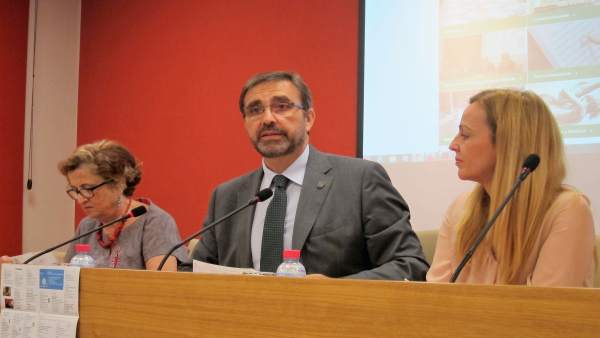 El rector de la UJA, Juan Gómez (c), en rueda de prensa. El rector de la UJA, Juan Gómez (c), en rueda de prensa.