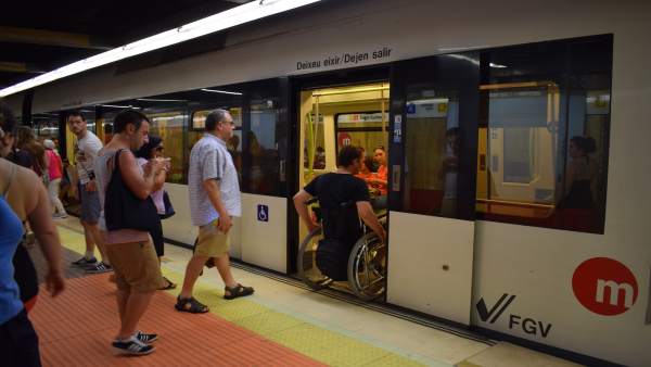 Una estación de Metrovalencia en verano Una estación de Metrovalencia en verano