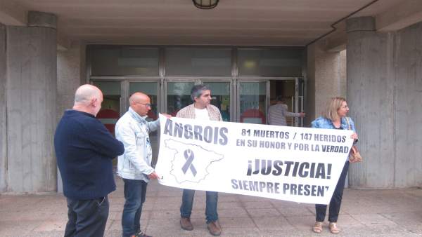 Víctimas De Angrois Ante El Juzgado En Santiago Víctimas De Angrois Ante El Juzgado En Santiago
