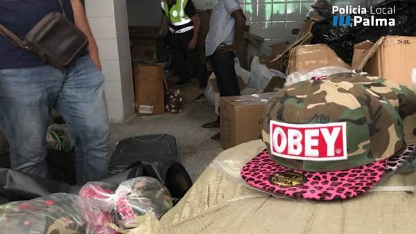 Momento de la operación policial contra los productos falsificados Momento de la operación policial contra los productos falsificados
