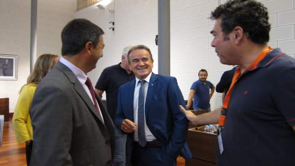 Sánchez Quero saludando al alcalde de Tosos momentos antes del pleno de la DPZ Sánchez Quero saludando al alcalde de Tosos momentos antes del pleno de la DPZ