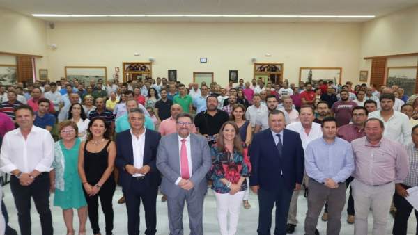 El consejero (centro) con otras autoridades en el acto El consejero (centro) con otras autoridades en el acto