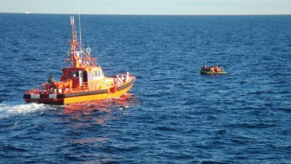 Rescate de una patera Rescate de una patera