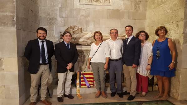 Miembros del PP de Baleares realizan una ofrenda floral Miembros del PP de Baleares realizan una ofrenda floral