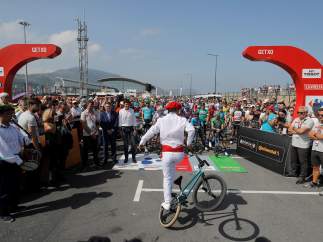 Momentos previos a la salida de la etapa de La Vuelta en Getxo