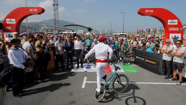 Momentos previos a la salida de la etapa de La Vuelta en Getxo Momentos previos a la salida de la etapa de La Vuelta en Getxo