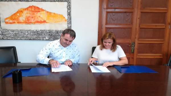 Firma del convenio entre el Consell y Puigpunyent Firma del convenio entre el Consell y Puigpunyent