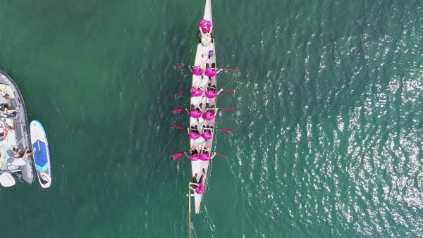 Equipo Dragon Boat BCS remando en el mar Equipo Dragon Boat BCS remando en el mar