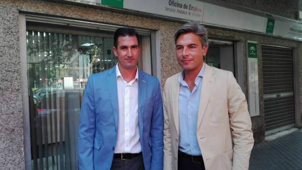 Palomares ante la Oficina del SAE de la Plaza de Colón Palomares ante la Oficina del SAE de la Plaza de Colón