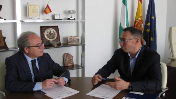 Díaz (izda.) y Tamayo firma el convenio de colaboración Díaz (izda.) y Tamayo firma el convenio de colaboración