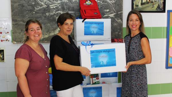 Matsa entrega material escolar a escolares de Almonaster la Real. Matsa entrega material escolar a escolares de Almonaster la Real.