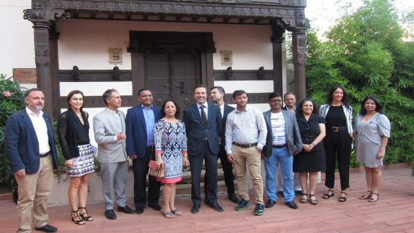 Javier Ramírez junto a representantes de agencias de viaje y la Casa de la India Javier Ramírez junto a representantes de agencias de viaje y la Casa de la India