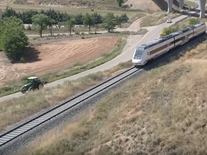 Un tractor va más rápido que el tren en Teruel