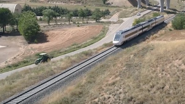 Un tractor va más rápido que el tren en Teruel Un tractor va más rápido que el tren en Teruel