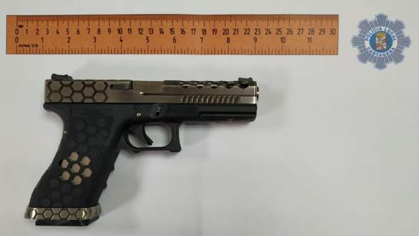 Policía Local de Cartagena interviene un arma simulada a un joven de 16 años Policía Local de Cartagena interviene un arma simulada a un joven de 16 años