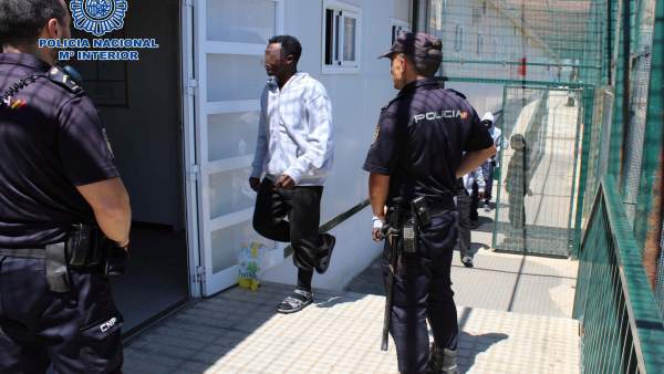 Una de las personas detenidas acusada de patronear una patera Una de las personas detenidas acusada de patronear una patera