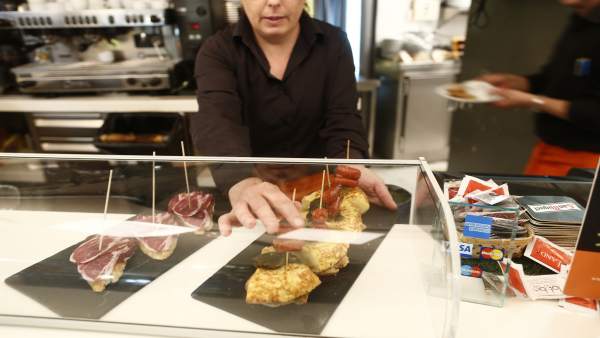 Trabajador, trabajando, camarero, bar, autónomo, consumo, tapas Trabajador, trabajando, camarero, bar, autónomo, consumo, tapas