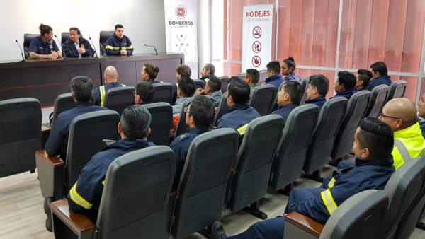 Sesión de formación de bomberos en Ecuador Sesión de formación de bomberos en Ecuador