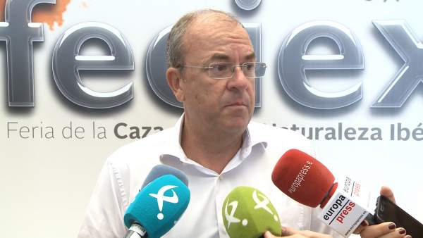 Monago atiende a los medios de comunicación en Feciex Monago atiende a los medios de comunicación en Feciex