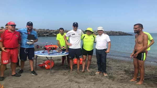 José Palacios junto a Sebastián Quintana y los ingenieros constructores del dron José Palacios junto a Sebastián Quintana y los ingenieros constructores del dron