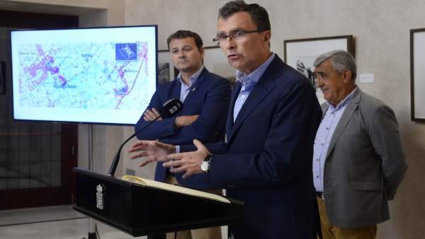 Ballesta en la rueda de prensa y detrás el arqueológo Julio Navarro Palazón Ballesta en la rueda de prensa y detrás el arqueológo Julio Navarro Palazón