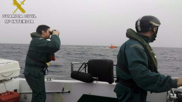 La embarcación de Salvamento Marítimo vista desde una barca de Guardia Civil La embarcación de Salvamento Marítimo vista desde una barca de Guardia Civil