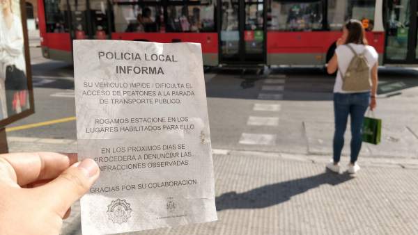 Avisos de multas a motos que aparcan en aceras Avisos de multas a motos que aparcan en aceras