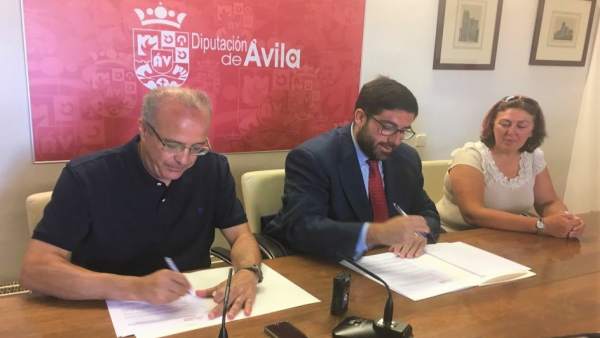 Firma del apoyo de la Diputación a la conmemoración de Guisando 14-9-18 Firma del apoyo de la Diputación a la conmemoración de Guisando 14-9-18