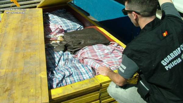 Detenido por transportar 380 kilos de hachís ocultos. Detenido por transportar 380 kilos de hachís ocultos.