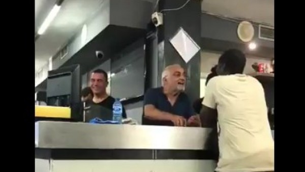 Episodio racista protagonizado por el dueño de un bar. Episodio racista protagonizado por el dueño de un bar.