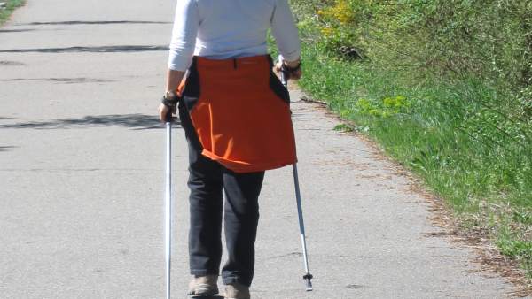 Práctica del Nordic Walking en el sendero del Gállego en Biescas Práctica del Nordic Walking en el sendero del Gállego en Biescas