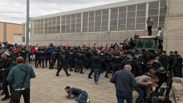 Guardia Civil entra en el punto de votación del pte.C.Puigdemont el 1-O Guardia Civil entra en el punto de votación del pte.C.Puigdemont el 1-O