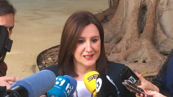 María José Català en atención a los medios María José Català en atención a los medios